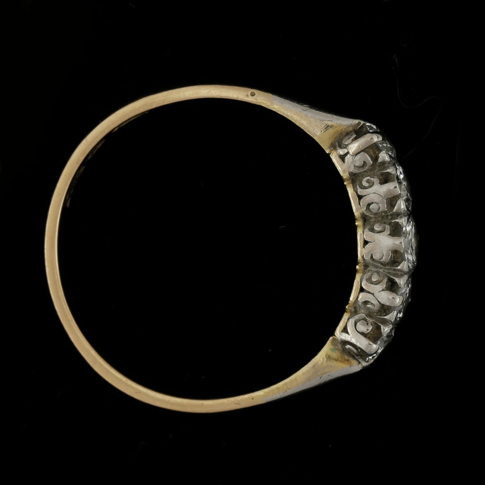 RING, 18k guld med 5 diamanter tot ca0,45ct. Vikt 2,9g.