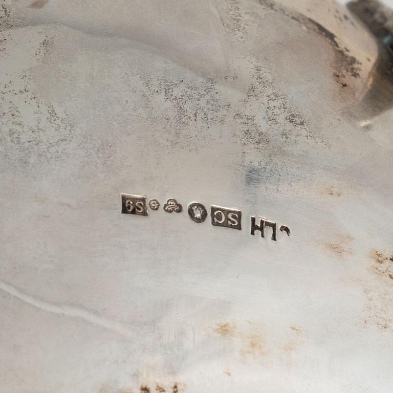 Kaffekanna, gräddkanna och sockerskål, silver, rokokostil, bl.a. Sven Carlsson, Stiltenn, Stockholm 1968.