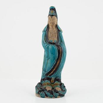 An earthenware Guanyin figurine, Qing dynasty, 19th century.