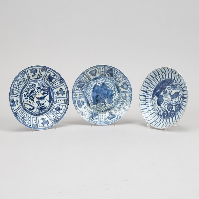 A set with three blue and white Kraak dishes, Ming dynasty, Wanli (1572-1620).