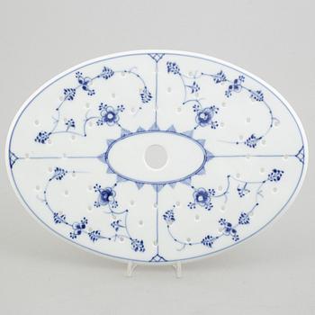 Serveringsfat, två stycken, samt sil till fiskfat, porslin, "Musselmalet", Royal Copenhagen.