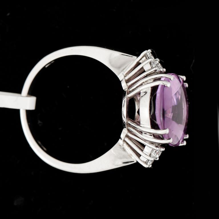 RING, 18k vitguld med ametist ca7,36ct och briljantslipade diamanter tot ca0,20ct. Vikt ca7,6g.