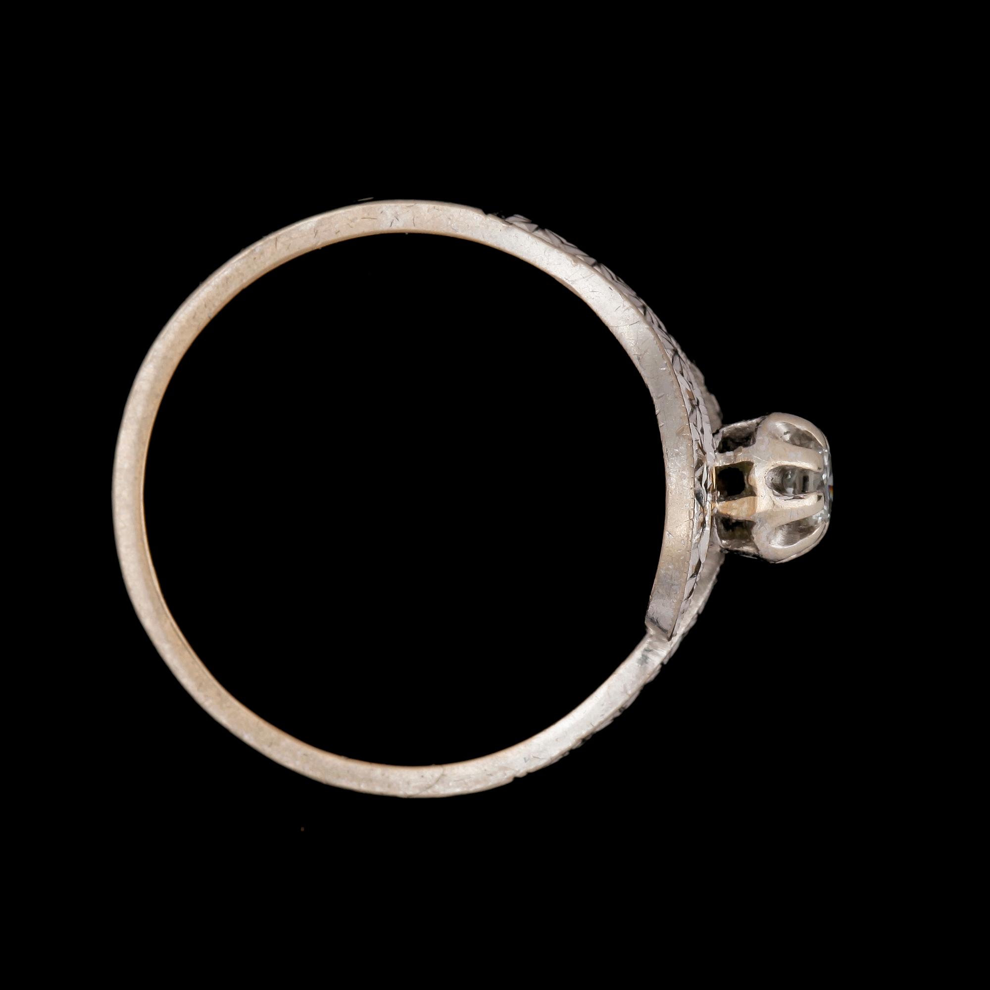 RING, 14k vitguld med briljantslipad diamant ca0,12ct. Vikt 3,4g.