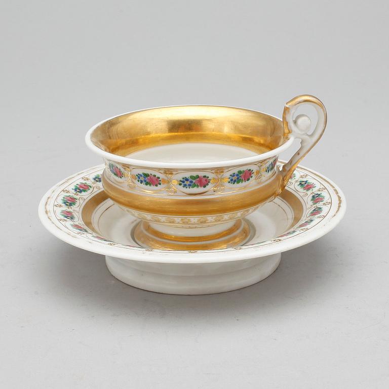 KOPP MED FAT. Porslin. Meissen. Empire, 1800-tal.