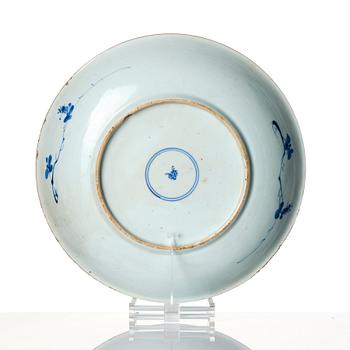 Skålfat, porslin, Qingdynastin, Kangxi (1662-1722).