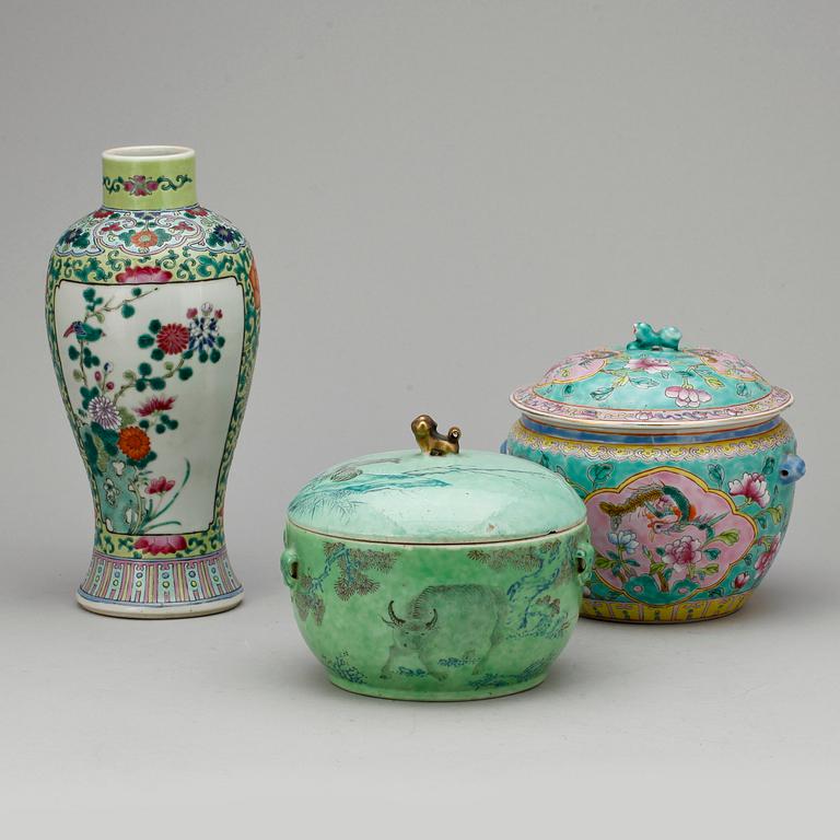 KAROTTER med LOCK, 2 st samt VAS, porslin, Kina, 1800-/1900-tal.