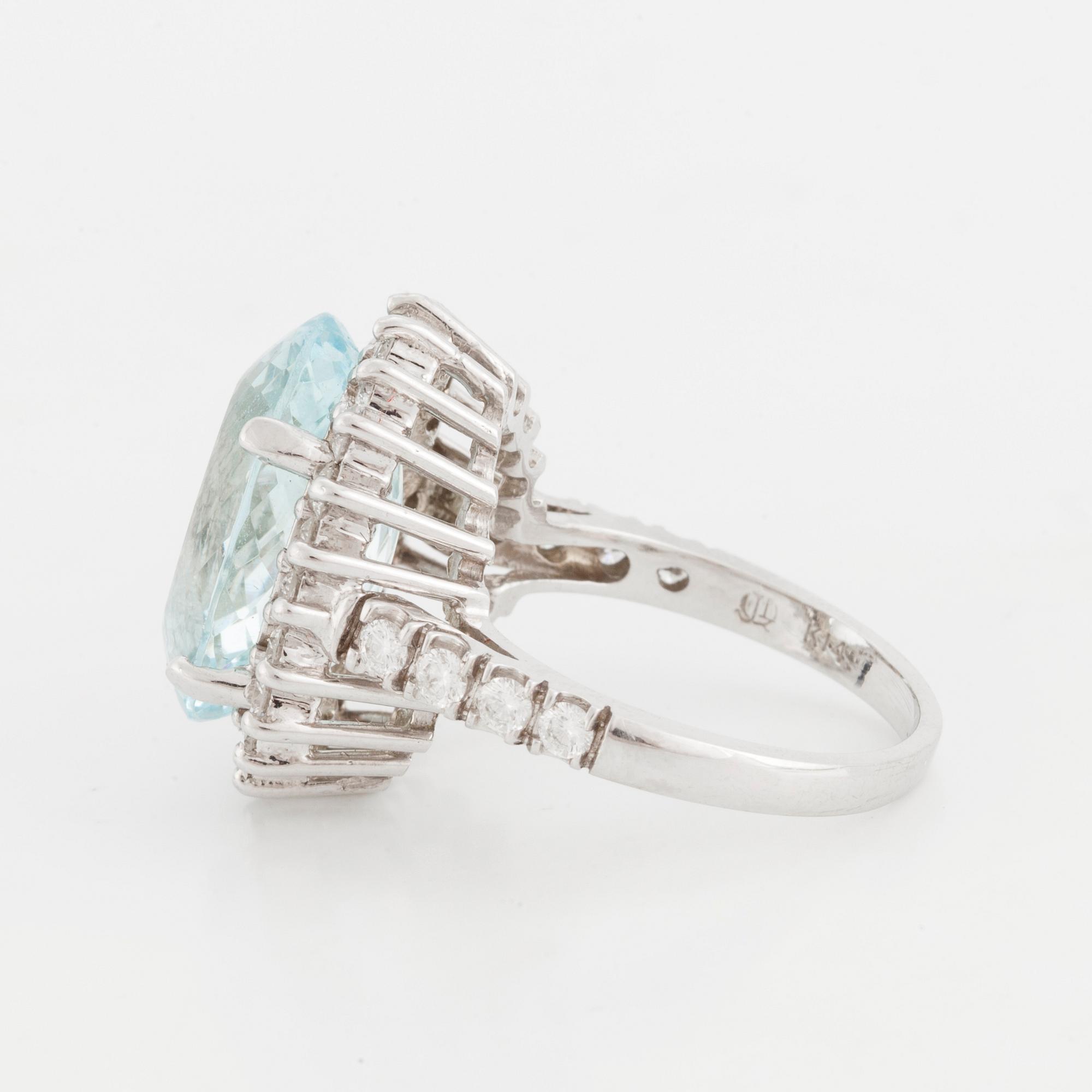RING med akvamarin och briljantslipade diamanter.