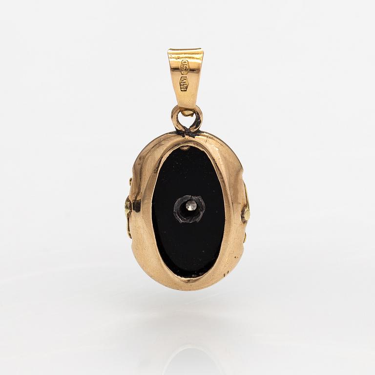 An 18K gold and onyx pendant with a diamonds ca. 0.09 ct. Italy.