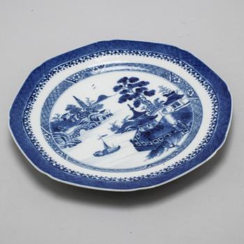 A chinese blue and white serving dish and two plates, 18th century and from the around year 1800.