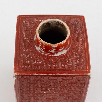 A Chinese porcelain teacaddy, Qing dynasty, 18th century.