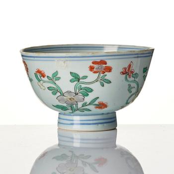 A set of two famille verte bowls and a dish, Qing dynasty, early Kangxi (1662-1722).