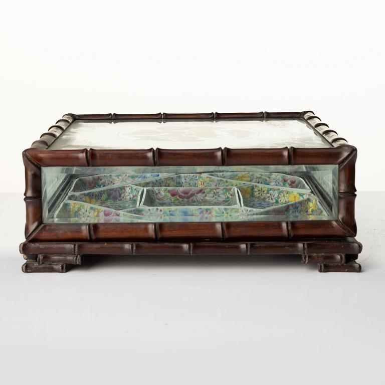 Cabaret i schatull, porslin och trä. Kina, 1900-tal.