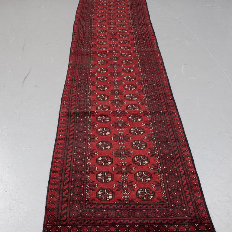 An oriental runner around 480x77 cm.