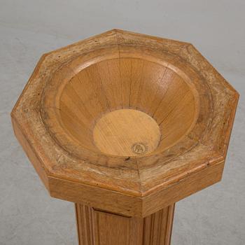 An oak font by swedish cabinett maker JÖRGEN ANDERSSON, 1940-tal, Djursholm.