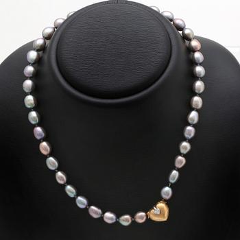 Necklace grey freshwater-pearls approx 8 mm, clasp 18k gold with 3 brilliant-cut diamonds.