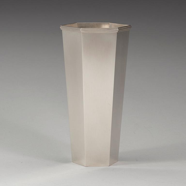 A Wiwen Nilsson sterling vase, Lund 1953.