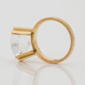 Wiwen Nilsson, ring, 18K guld med fasettslipad bergkristall, Lund 1962.