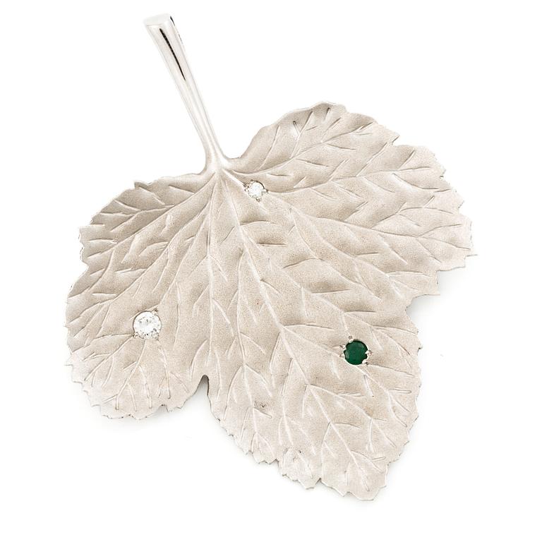 Brooch/pendant in the shape of a leaf, 18K white gold set with brilliant-cut diamonds and an emerald.