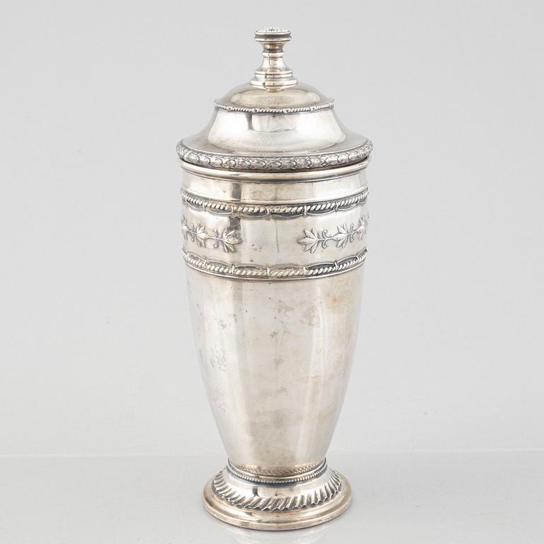 A lided silver urn, CG Hallberg, Stockholm 1905.