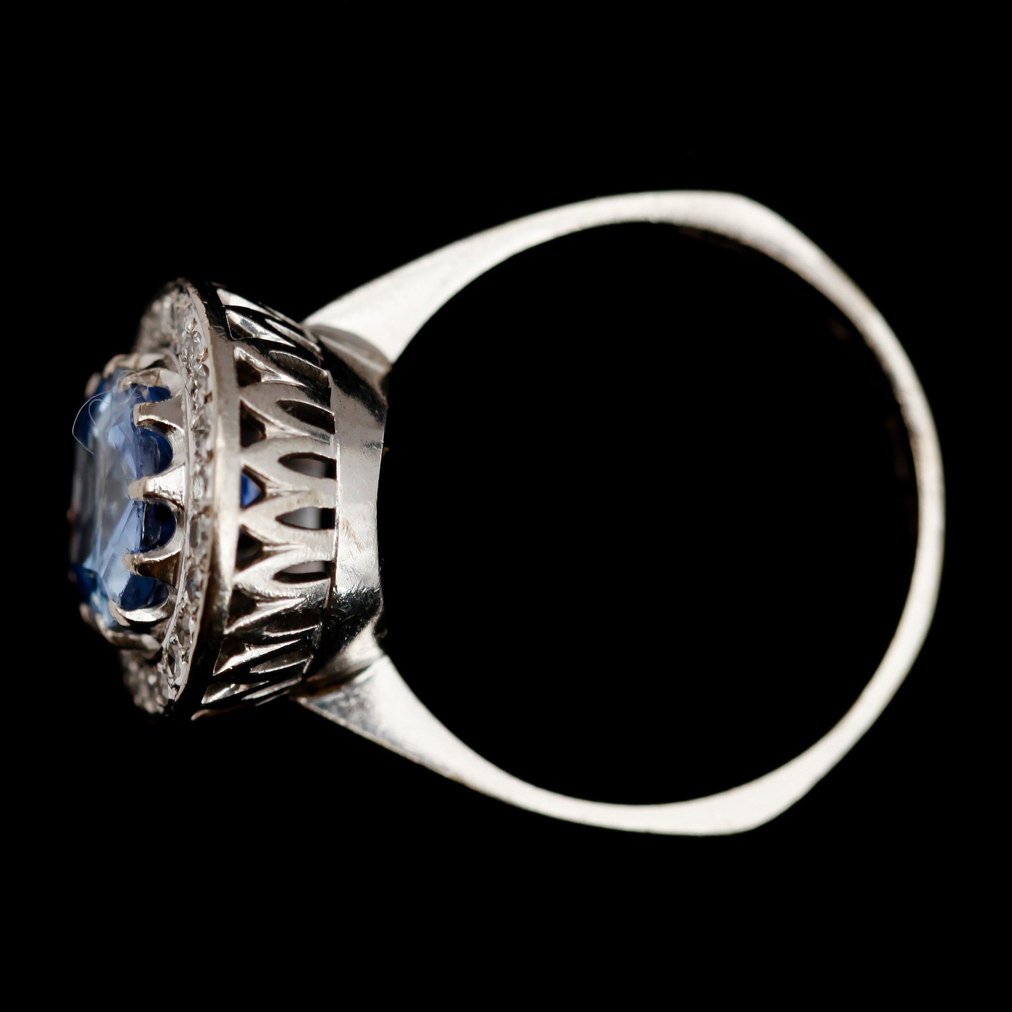 RING, 18 k vitguld, ljusblå safir 4,72 ct samt brljanter.