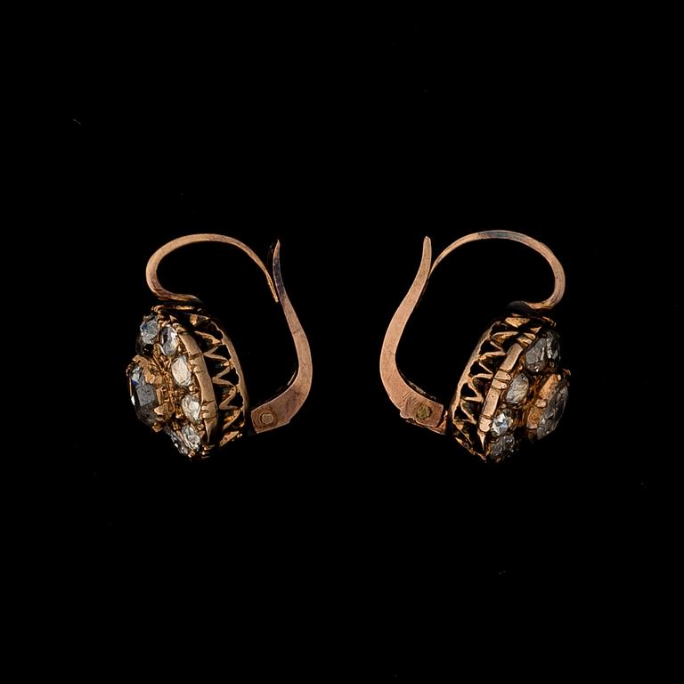 A PAIR OF EARRINGS, rose cut diamonds, 14K gold.