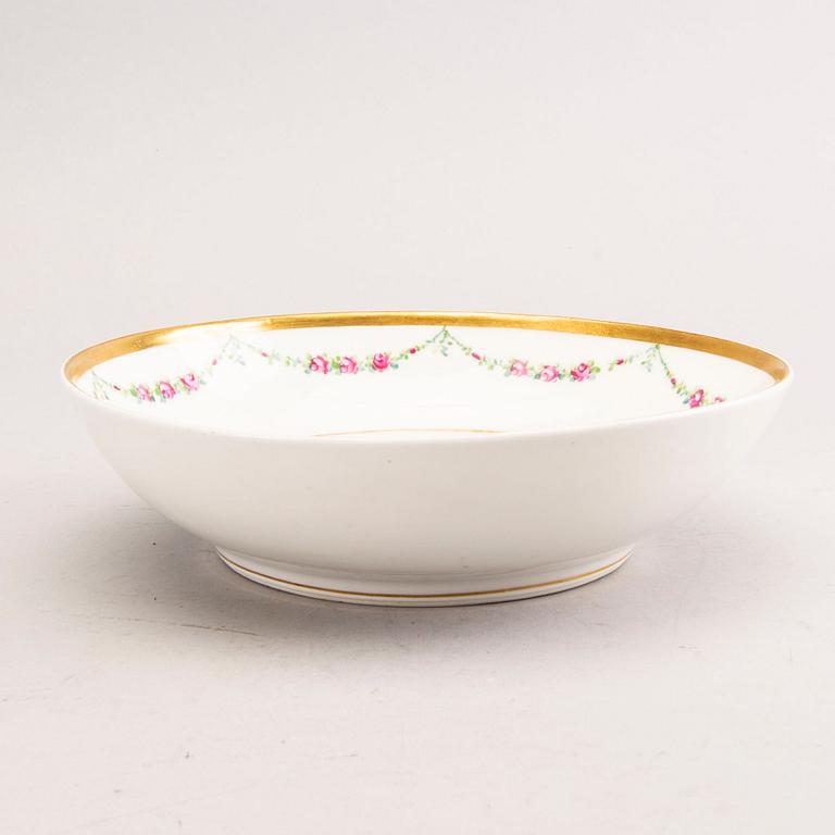 A Royal Copenhagen porcelain 55 pcs dinner service model 478 mid 1900s.