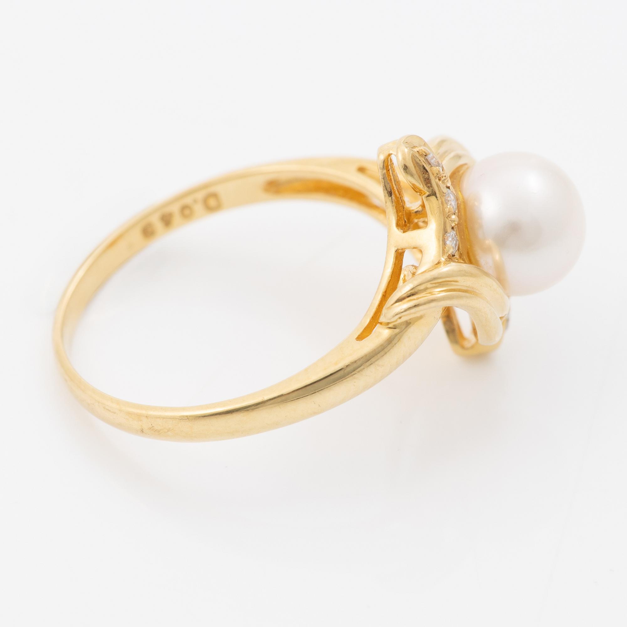 18K gold ring with a cultured pearl and small brilliant-cut diamonds.