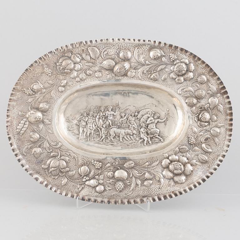 Presenterfat, låghaltigt silver, barockstil, omkring år 1900.