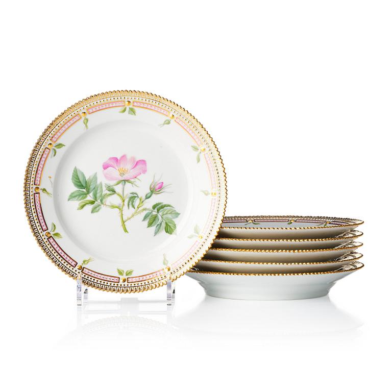 A set of six Royal Copenhagen 'Flora Danica' dinner plates, Denmark, 20th century.