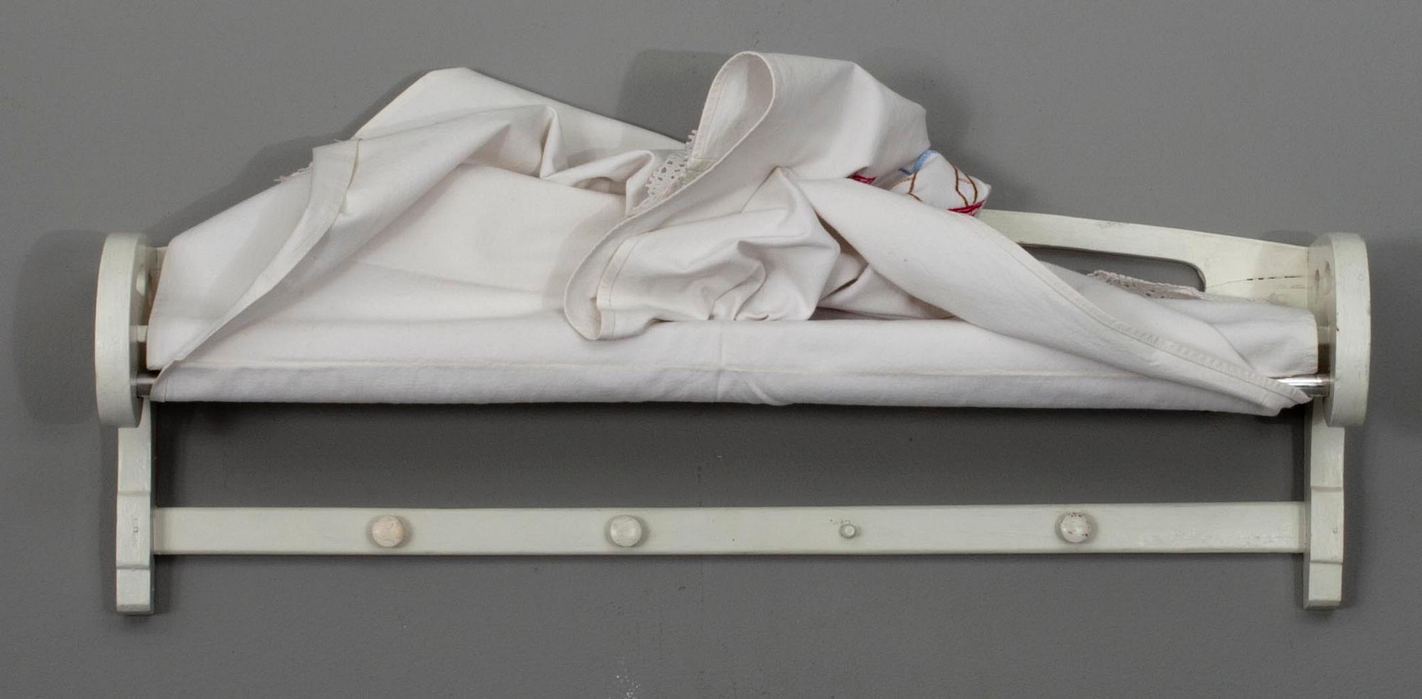 HANDUKSSTÄLLNING  med BRODERAD SKYDDSTYG, målat trä och bomull. 1900-talets mitt.