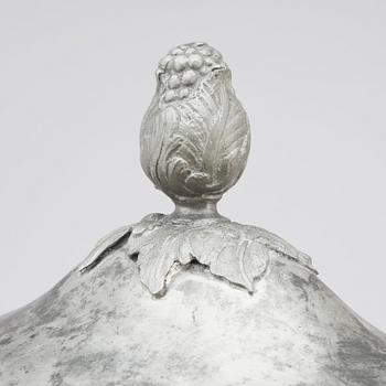 Terrin med lock av Eric Pettersson Krietz (mästare i Stockholm 1753-95/1805), 1780.