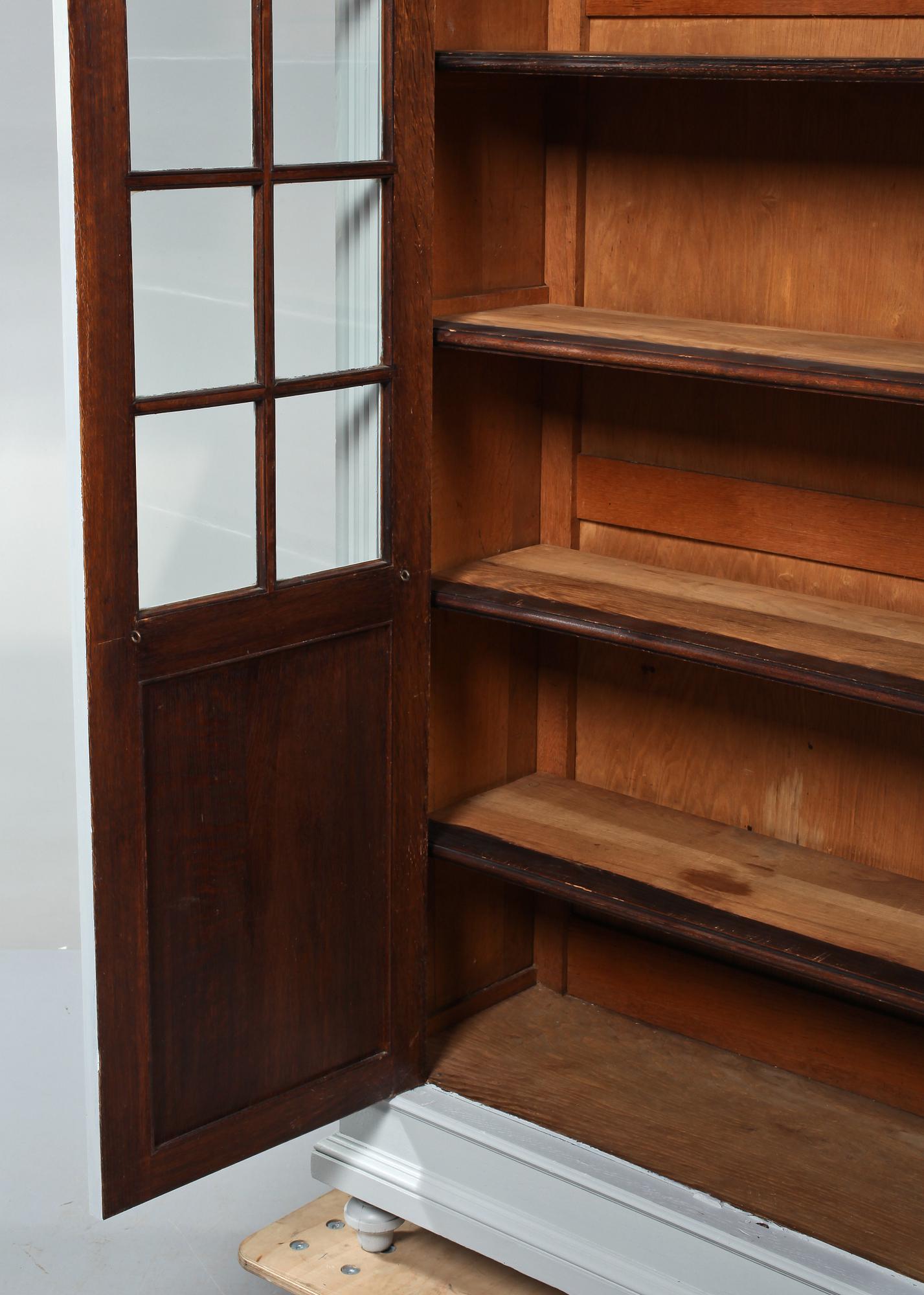 VITRINSKÅP, omkring sekelskiftet 1900.