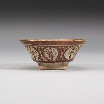 BOWL. Pottery with a lustre decor. "Kashan style", Iran 13th century. Diameter 14,8-15 cm.