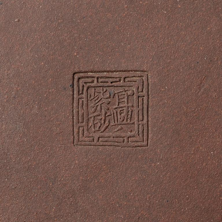 A hexagonal yixing teapot, late Qing dynasty / early 1900s.