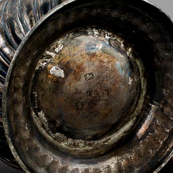 KAFFEKANNA, silver, troligen John Booth, London, England, 1800-talets första hälft. Vikt ca 889 gram.