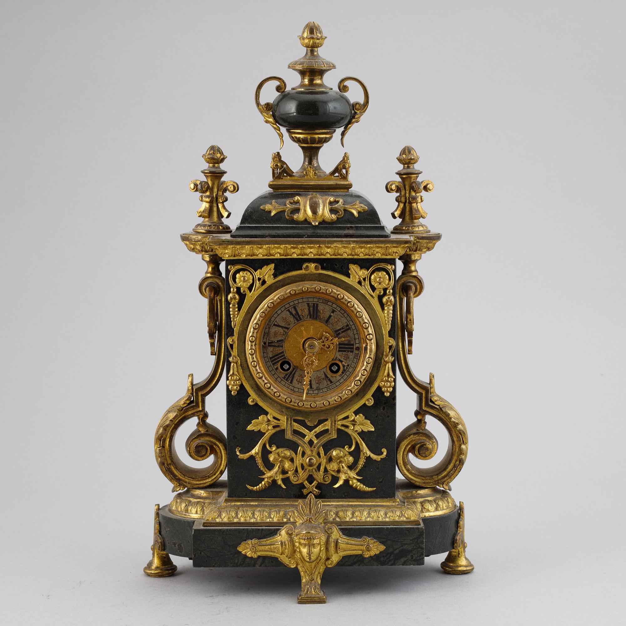 A Louis XVI-style mantel clock from Gustav Becker, ca 1900.