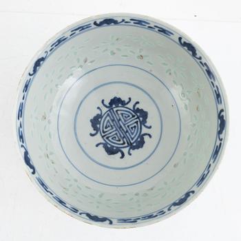 A Chinese blue and white porcelain bowl, late Qing dynasty/around 1900.