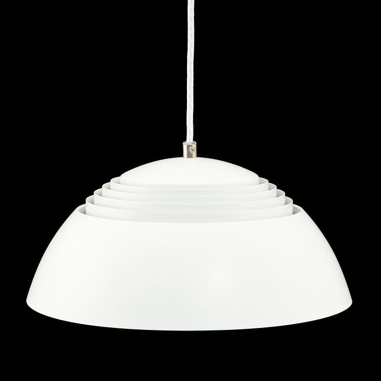 TAKLAMPA, "AJ-pendel", Arne Jacobsen för Louis Poulsen, 1900-talets andra hälft, diam 37.