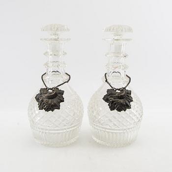 Karaffer ett par 1900-talets första hälft slipat glas.