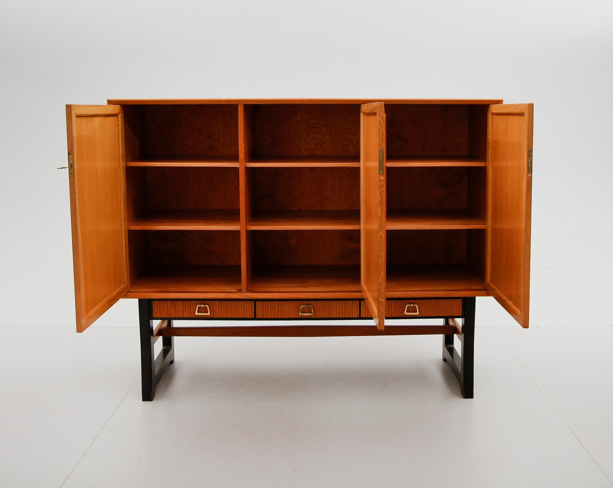SIDEBOARD, 1900-talets mitt.