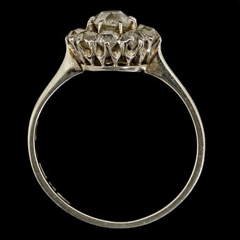 RING, 18k vitguld med 9 gammalslipade diamanter, J Pettersson, Stockholm, 1944. Vikt 2 g.