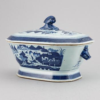 A blue and white tureen with cover, Qing dynasty, 19th Century.