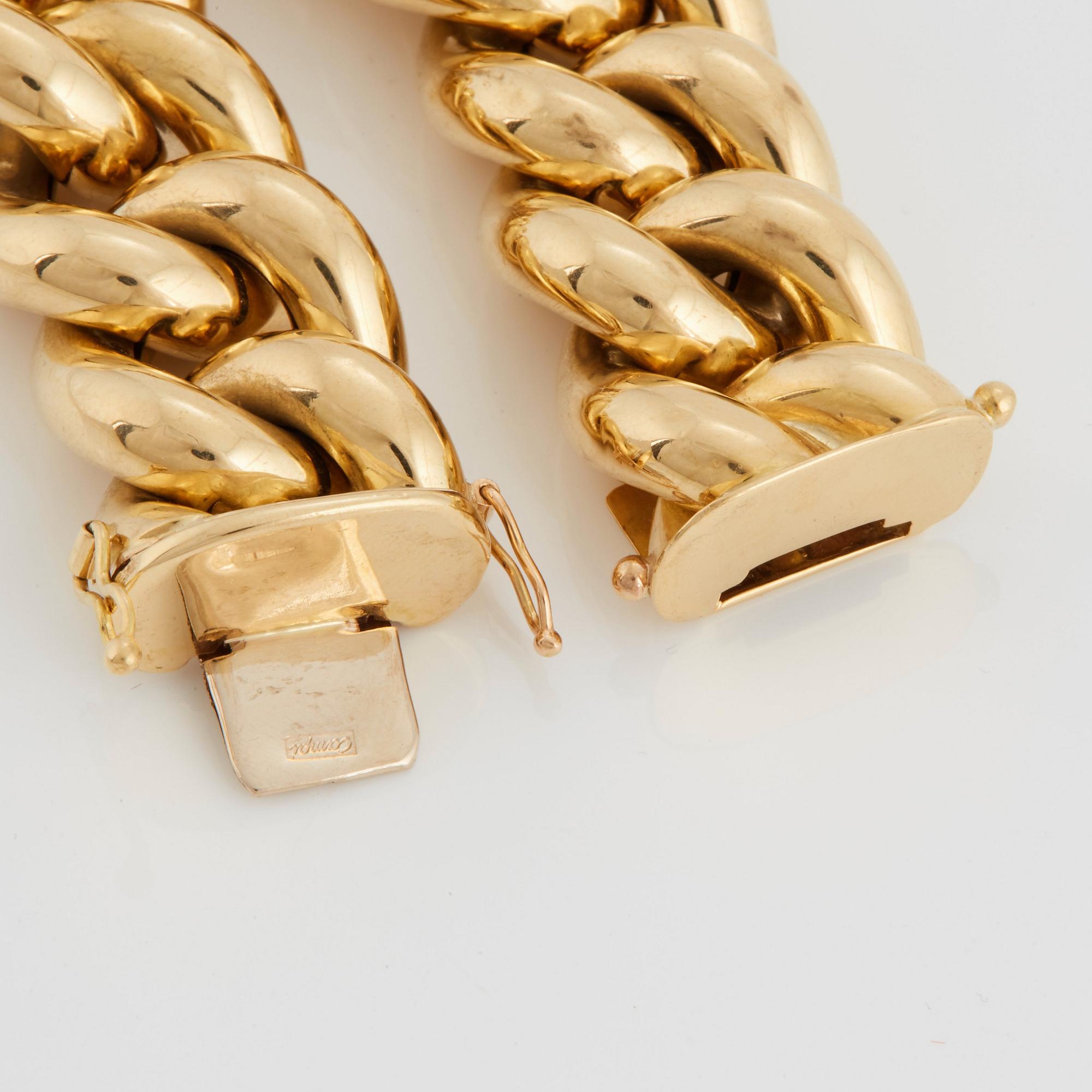 A curb link bracelet in 18K gold.