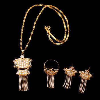 GARNITYR, 4 del, 21 k, med cirkoniastenar. Vikt ca 21 g.