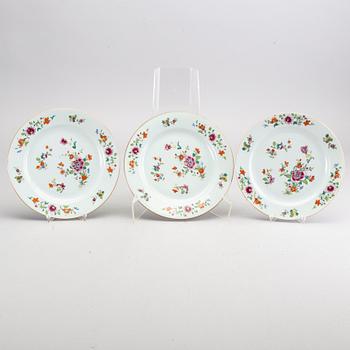 SET OF EIGHT  CHINES  PORCELAIN  EIGHT FAMILLE ROSE QIANLONG DISHES.