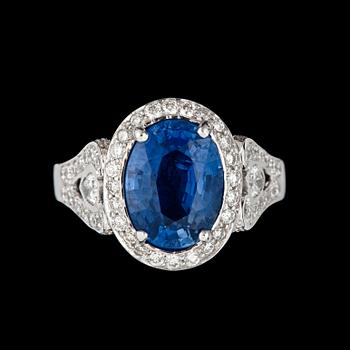 986. RING med safir 4.32 ct samt briljantslipade diamanter totalt 0.99 ct.