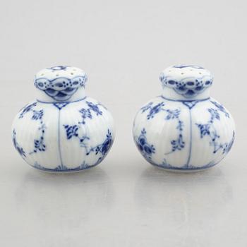 Äggkoppar, tre stycken, ett par salt-/pepparströare, två såssnipor, porslin, "Musselmalet", Royal Copenhagen.