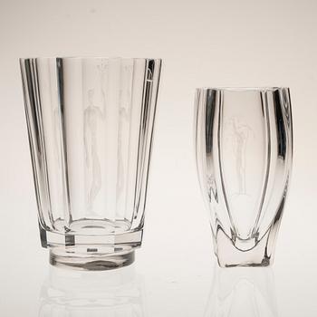 VASER, 2 st, glas. En signerad "Orrefors Lindstrand 2168" och en med "Skruf". 1930-tal.