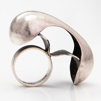 Paula Häiväoja, A sterling silver ring. Pentti Roos/Studio Paula, Helsinki.