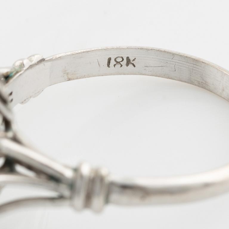 An 18K white gold ring set with faceted sapphiers.